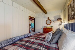 1 bedroom, Internet, bed sheets - Dog-friendly cabin under towering redwoods w/expansive deck, bbq & hot tub (Forestville)