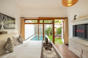 2 habitaciones, escritorio y tabla de planchar con plancha