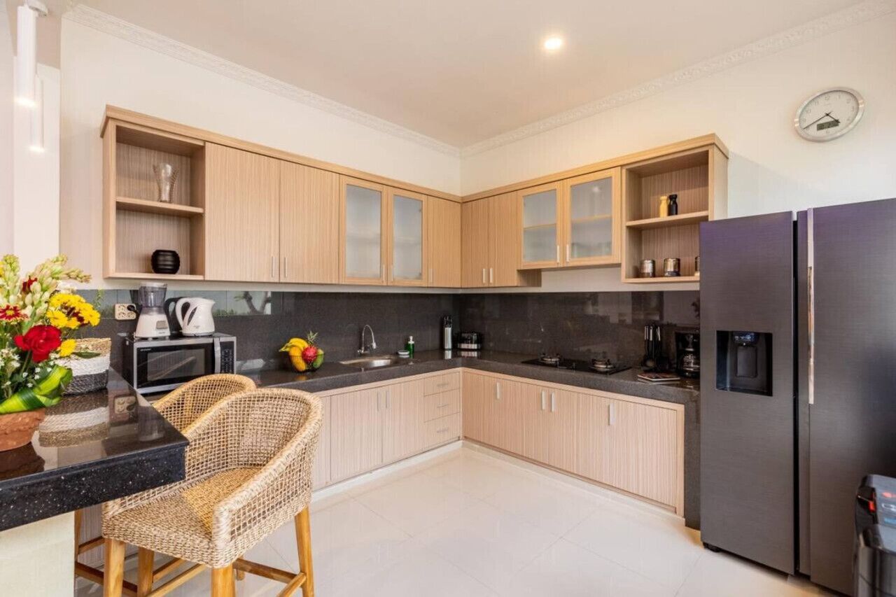 Kjøleskap, mikrobølgeovn, kokeplater og kaffetrakter/tekoker