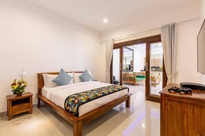 3 habitaciones, escritorio y tabla de planchar con plancha 