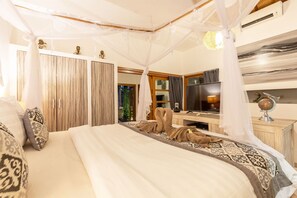 2 slaapkamers, een bureau, een strijkplank/strijkijzer, reisbedje