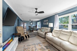 Smart TV, fireplace, video games - Relaxing Retreat with Game Room + Massage Chair+ Fire Pit + Wood Fire Pizza Oven (Dundee)