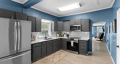 Relaxing Retreat with Game Room + Massage Chair+ Fire Pit + Wood Fire Pizza Oven