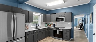 Relaxing Retreat with Game Room + Massage Chair+ Fire Pit + Wood Fire Pizza Oven