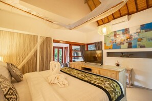 2 bedrooms, desk, iron/ironing board, travel crib