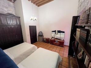 4 bedrooms, desk, iron/ironing board, travel crib - Monarca House (Morelia)