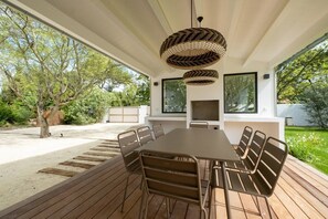 Outdoor dining - Brand new villa with heated pool (LES PORTES EN RE)