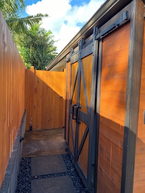 Property grounds - Private studio in lovely Honolulu with AC. Close to beach, parks, shopping! (Honolulu)