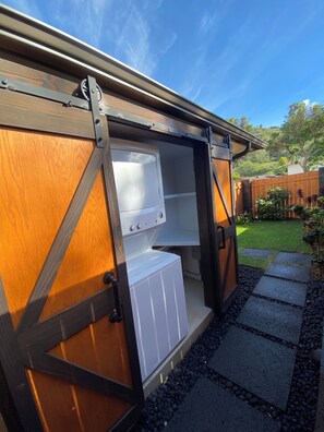 Terrace/patio - Private studio in lovely Honolulu with AC. Close to beach, parks, shopping! (Honolulu)