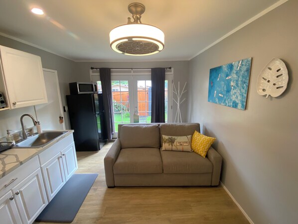 Living area - Private studio in lovely Honolulu with AC. Close to beach, parks, shopping! (Honolulu)