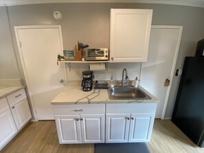 Private kitchen - Private studio in lovely Honolulu with AC. Close to beach, parks, shopping! (Honolulu)