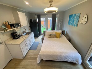 1 bedroom, iron/ironing board, WiFi, bed sheets - Private studio in lovely Honolulu with AC. Close to beach, parks, shopping! (Honolulu)