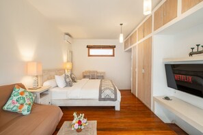 3 soverom, skrivebord, strykejern/-brett og reiseseng for barn