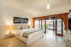 3 bedrooms, desk, iron/ironing board, travel crib