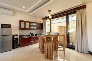 Kjøleskap, mikrobølgeovn, kokeplater og kaffetrakter/tekoker