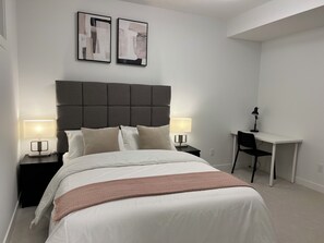 1 dormitorio, caja fuerte, escritorio y tabla de planchar con plancha