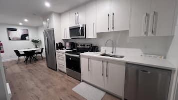 Geladeira, micro-ondas, fogão, cooktop