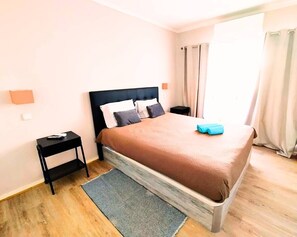 1 slaapkamer, een strijkplank/strijkijzer, reisbedje, internet