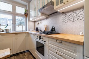 Fridge, oven, stovetop, dishwasher