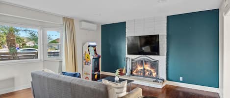 Smart-TV, Kamin, Videospiele, Tischfußball