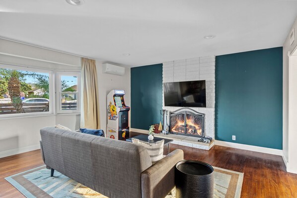 Smart TV, fireplace, video games, table football - San Diego City Escape – Perfect for Families, Groups, & Business Travelers (San Diego)