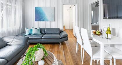 Orton Blue; Beachside getaway for 4, Pets welcome, aircon, walk to shops and beach