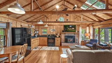 Een smart-tv en een open haard