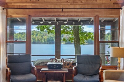 Cozy log cabin on Lake, fireplace, bonfire, kayaks, dock, orv trails, and grill,