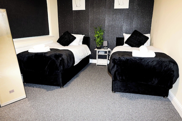 5 habitaciones, tabla de planchar con plancha, wifi y ropa de cama