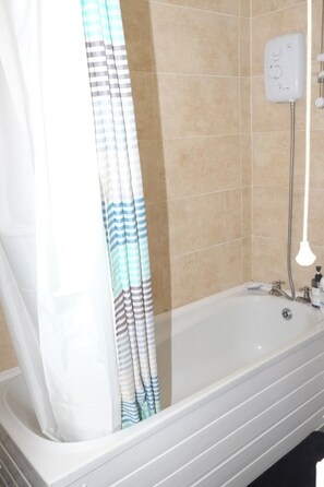 Secadora de cabello, toallas, jabón, papel de baño