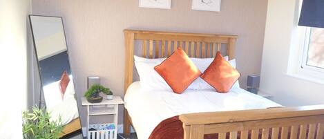 5 bedrooms, iron/ironing board, WiFi, bed sheets