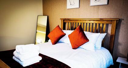 Luxury king 🤴 bed living "your Luxe Home Away"