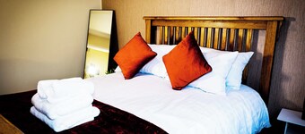 Luxury king 🤴 bed living "your Luxe Home Away"