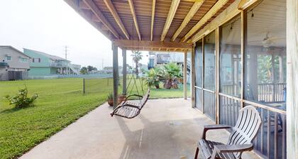 Spacious house with beach access, private balcony and patio