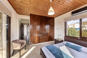 4 bedrooms, iron/ironing board, free WiFi, bed sheets