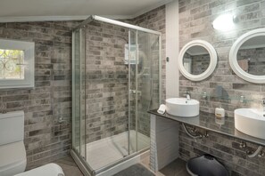 Shower, hair dryer, towels - Your private couples haven in Corfu (Halikounas)