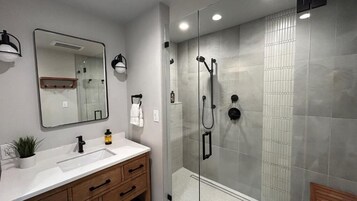 Quarto casal luxo, 1 cama King, para não fumantes, vista para o jardim | Banheiro | Produtos de toalete grátis, secador de cabelo, chinelos 