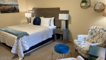 مساحة عمل للكمبيوتر المحمول وستائر تعتيم وواي فاي مجانًا