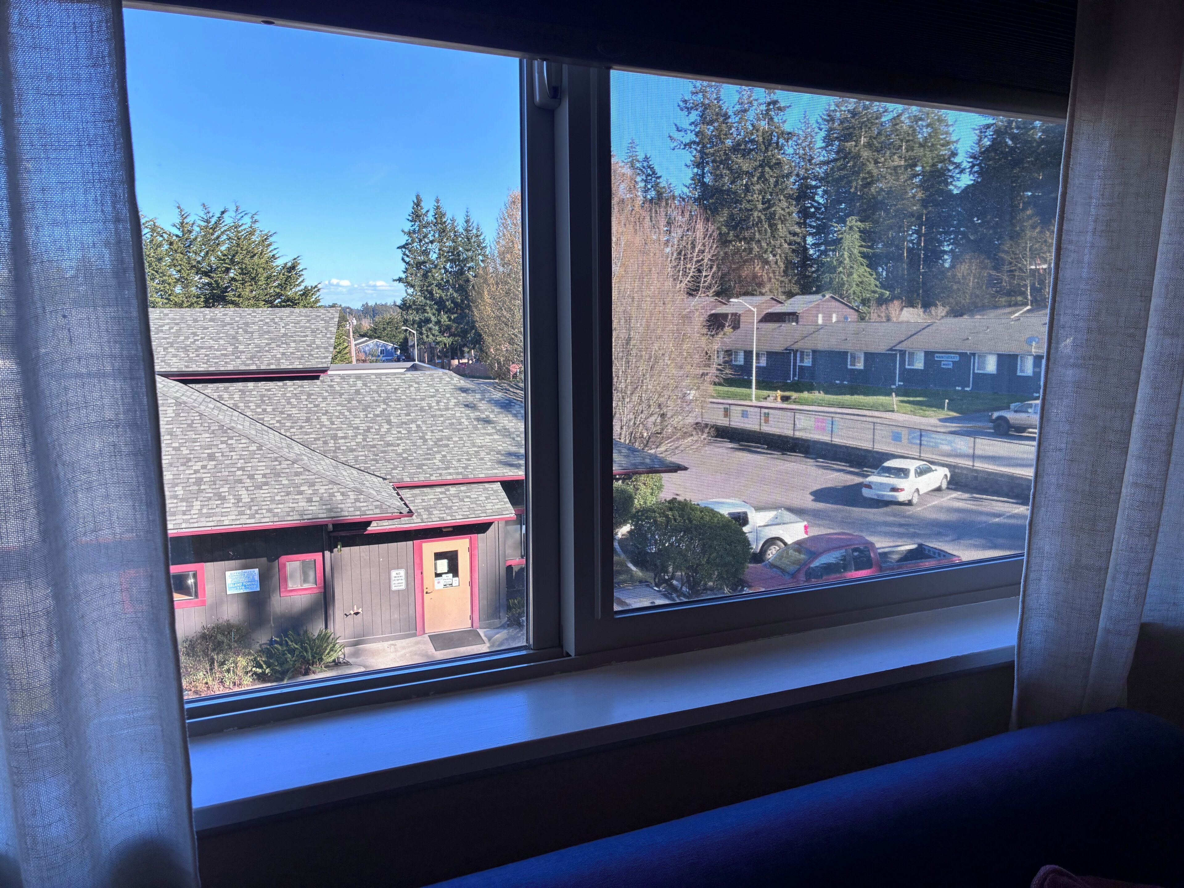 Espacio para trabajar con laptop, cortinas blackout y wifi gratis 