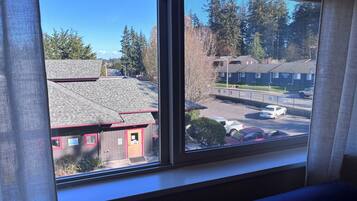 Single Queen Room | Laptop workspace, blackout drapes, free WiFi