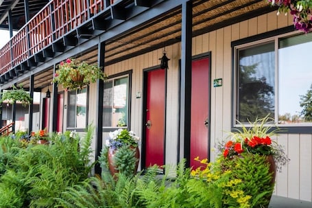 Exterior detail. Discovery Inn