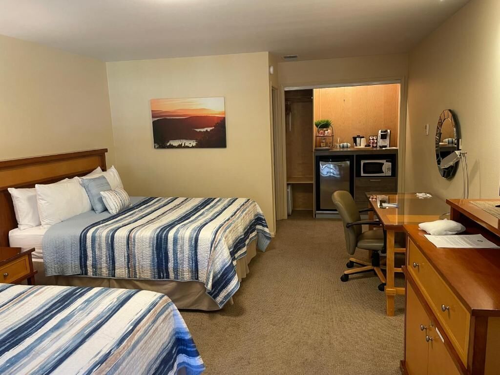 Camera Deluxe, 2 letti queen, vista giardino | Postazione laptop, tende oscuranti, Wi-Fi gratuito