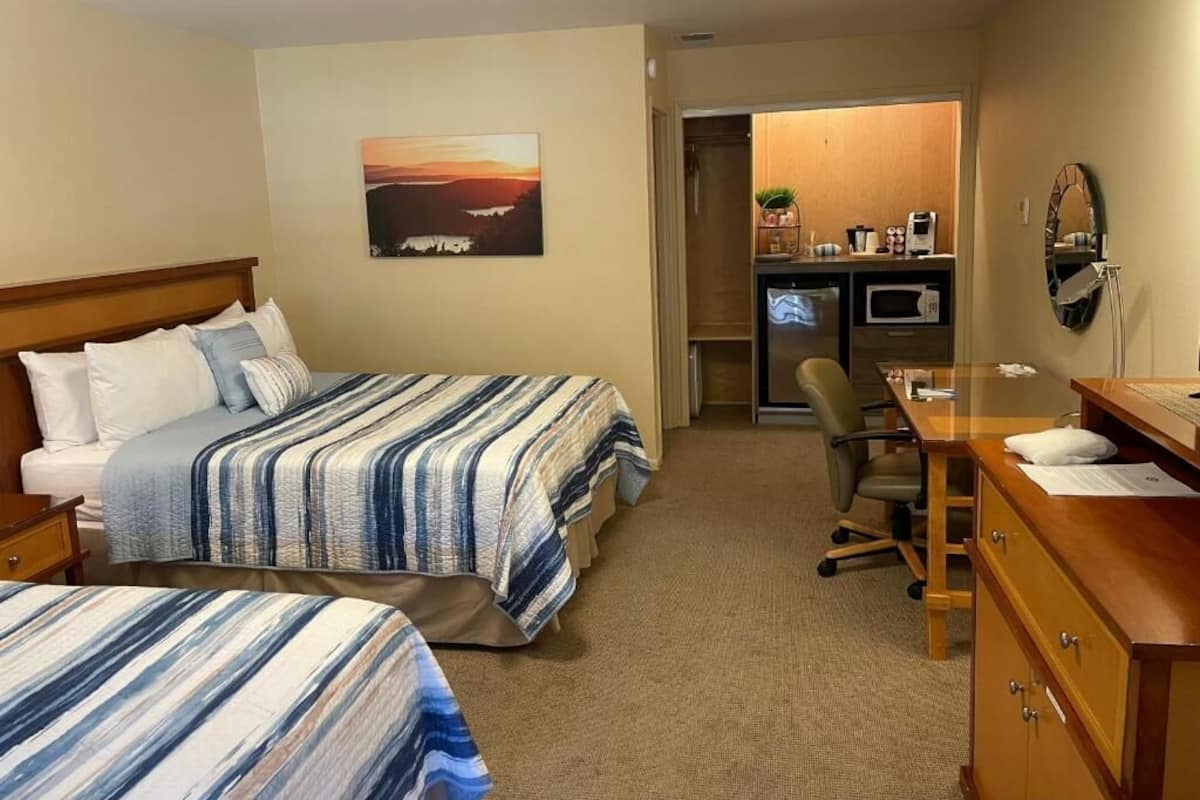 Camera Deluxe, 2 letti queen, vista giardino | Postazione laptop, tende oscuranti, Wi-Fi gratuito