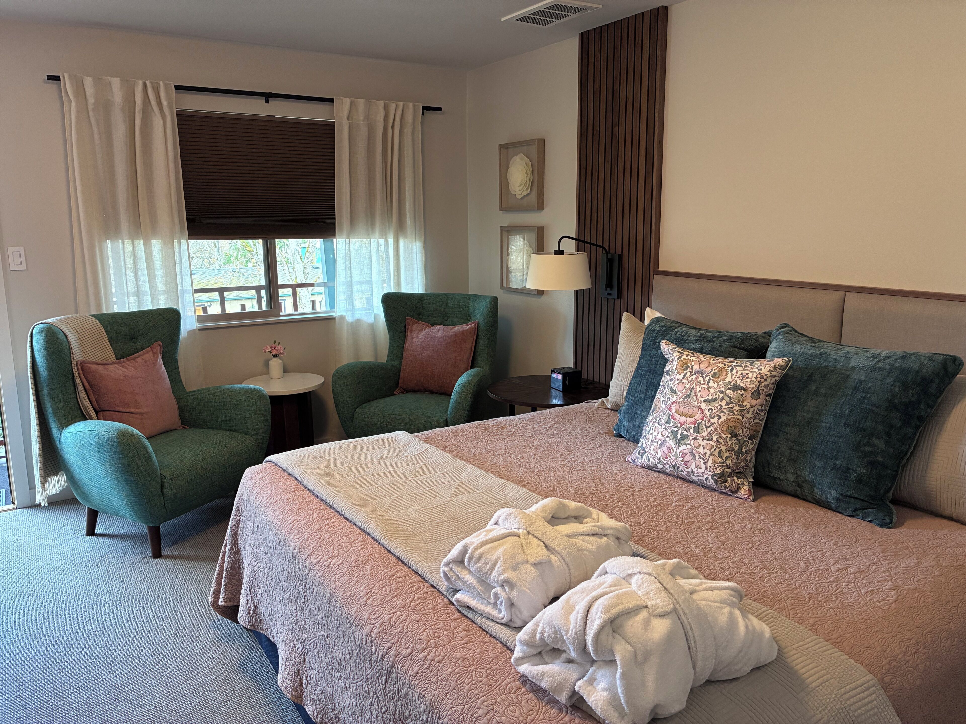 Espacio para trabajar con laptop, cortinas blackout y wifi gratis 