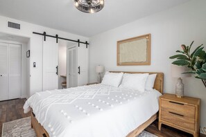 2 bedrooms, desk, free WiFi, bed sheets - Mins 2 Beach/Dining, W/Pool 2 BR/2BA, Sleeps 4 Lux Apt 30 Day Minimum (Naples)