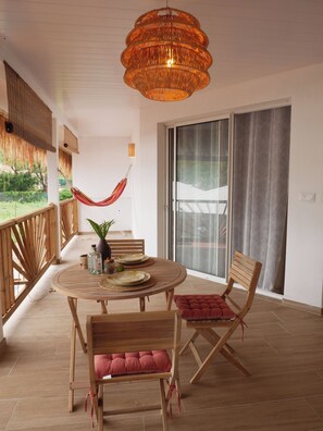 Studio – deluxe, 1 queensize-seng, kjøkken, bassengutsikt | Terrasse/patio