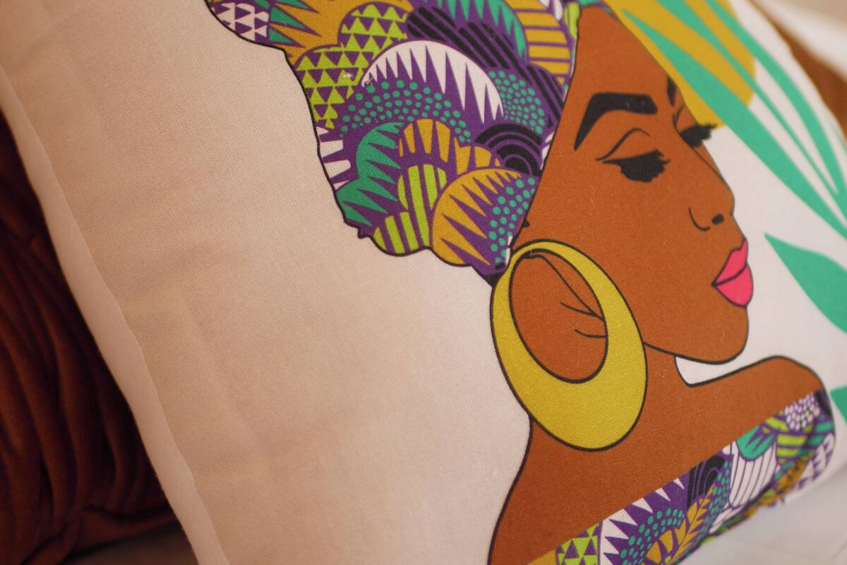 Un almohadón con un diseño colorido inspirado en el arte africano.