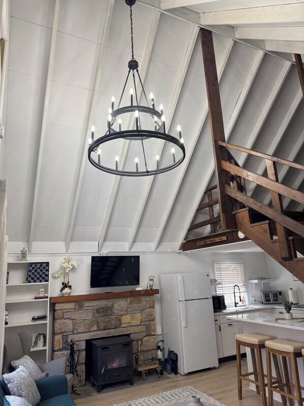 Een smart-tv en een open haard