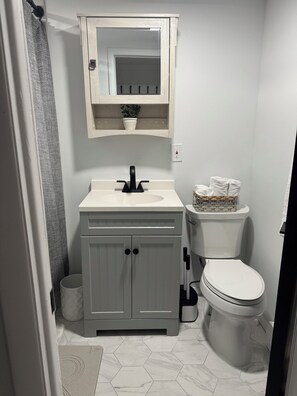 ヘアドライヤー、タオル、石鹸、トイレットペーパー