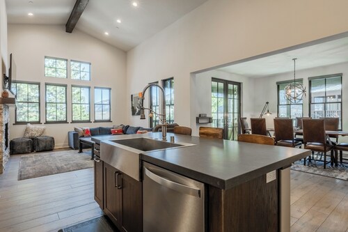 Newly Built Townhome in Snowcreek Creekhouse #1324 3 Bed 3 Baths Sleeps 8! Mountain Views!